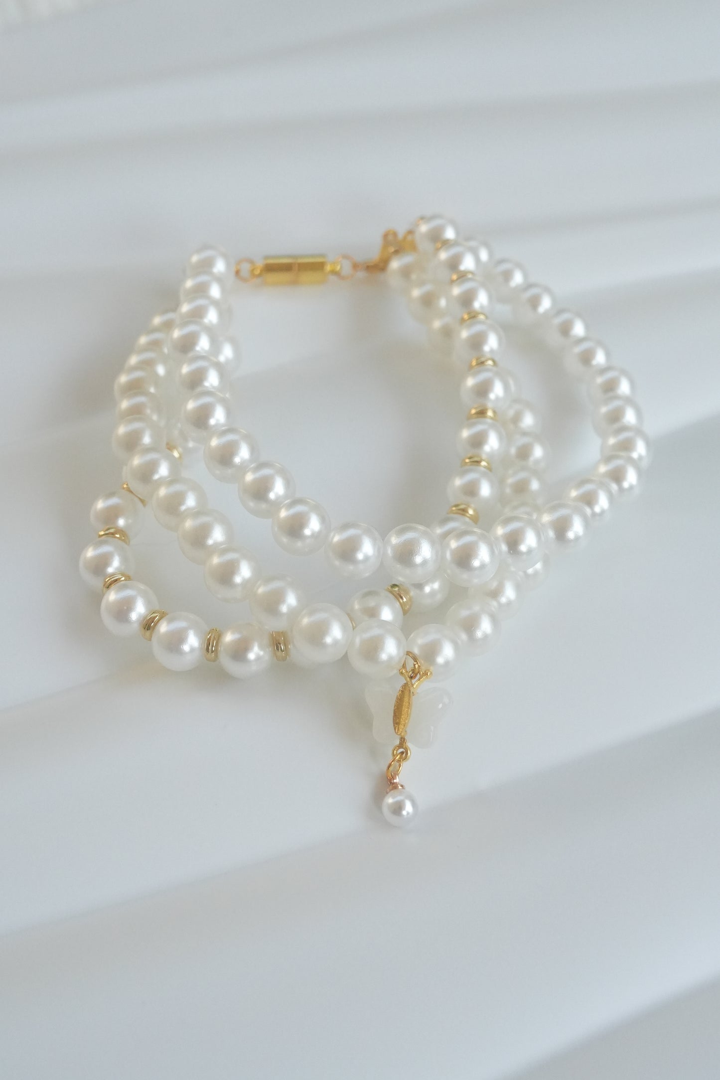 Elegant butterfly charm pearl necklace for pets