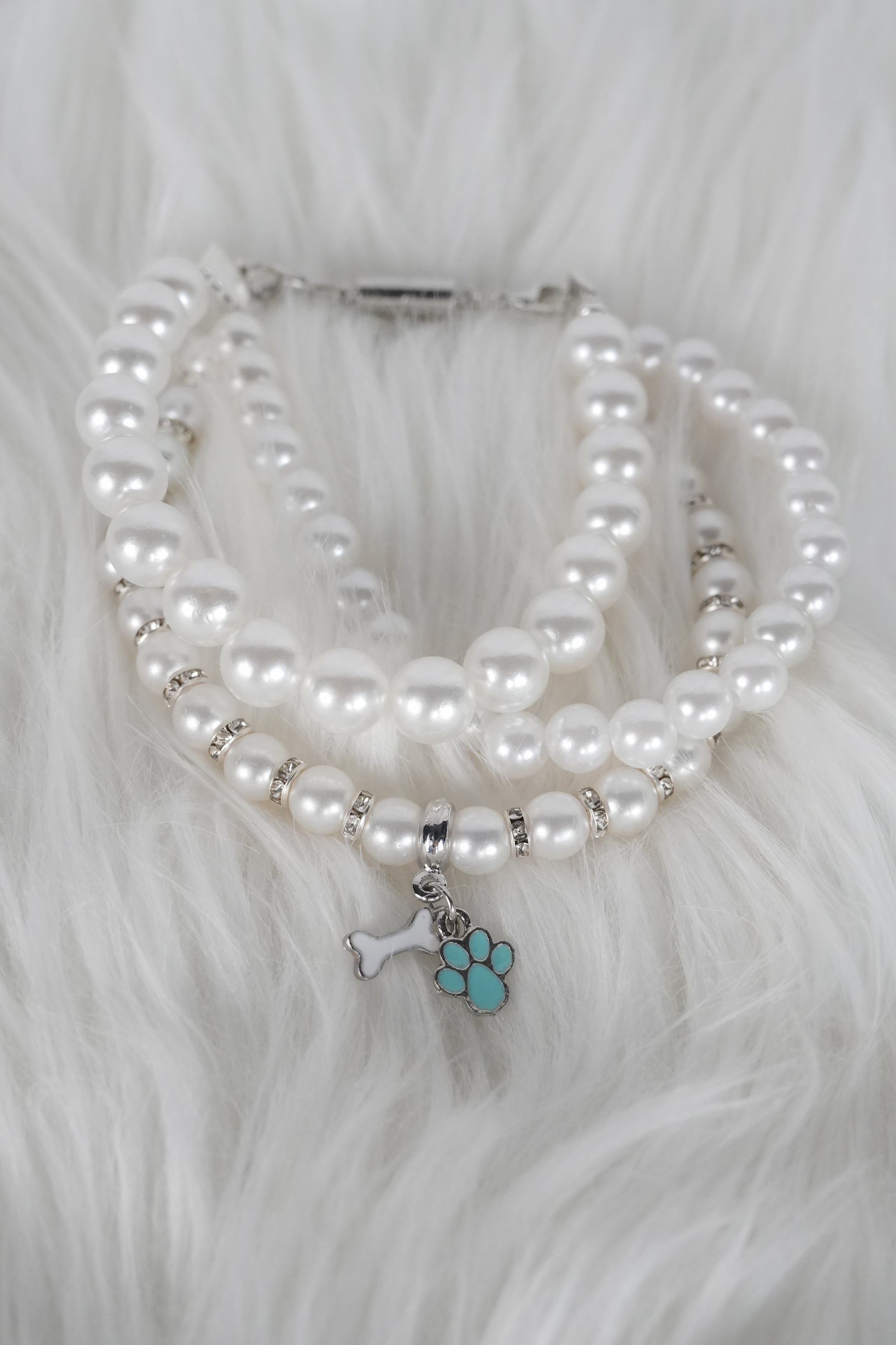 Elegant paw charm pearl necklace for pets