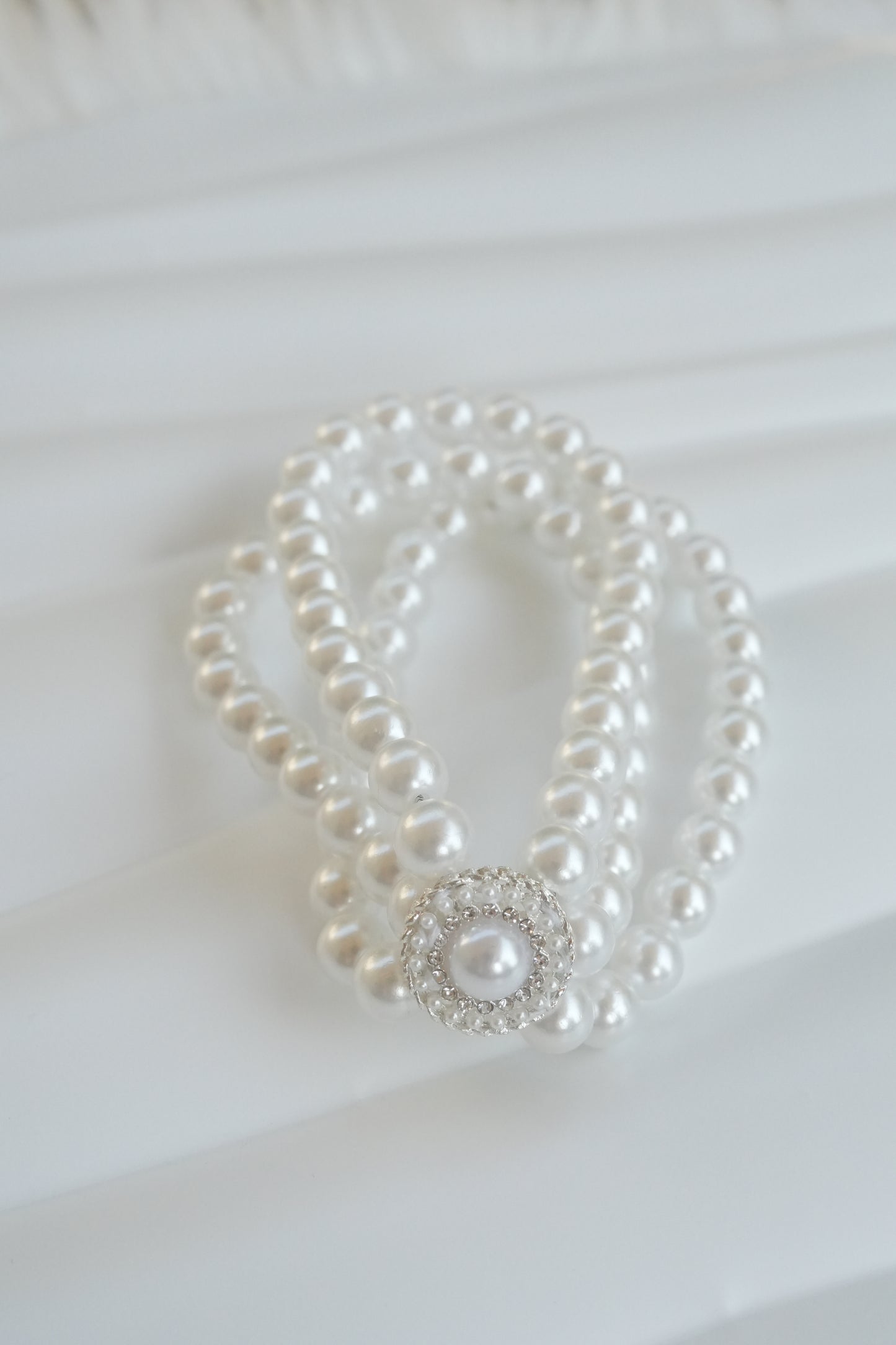 Elegant pearl necklace accessory for cats and dogs