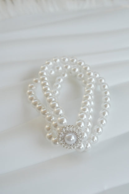 Elegant pearl necklace accessory for cats and dogs